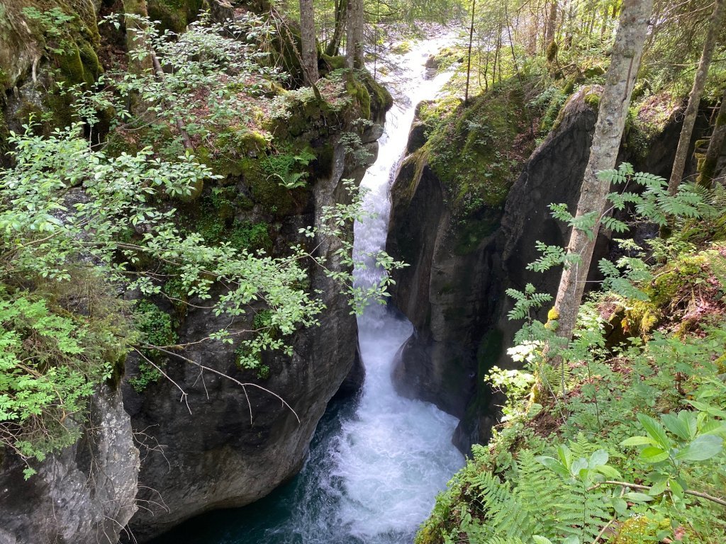 Wasserfall am Wegesrand