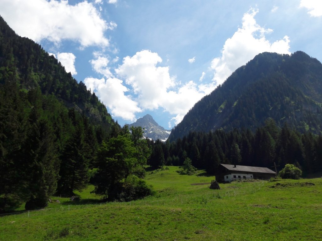 Klostermaisäß und Blick ins Sarotlatal