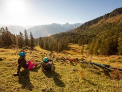 Kurze Pause einlegen bei der MTB-Runde (Symbolbild)